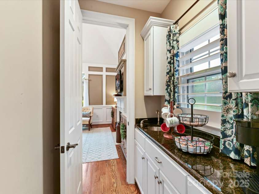 6114 Four Wood Drive, Matthews, NC 28104.  MLS# CAR4288708, YatesRealty ID 33083. 