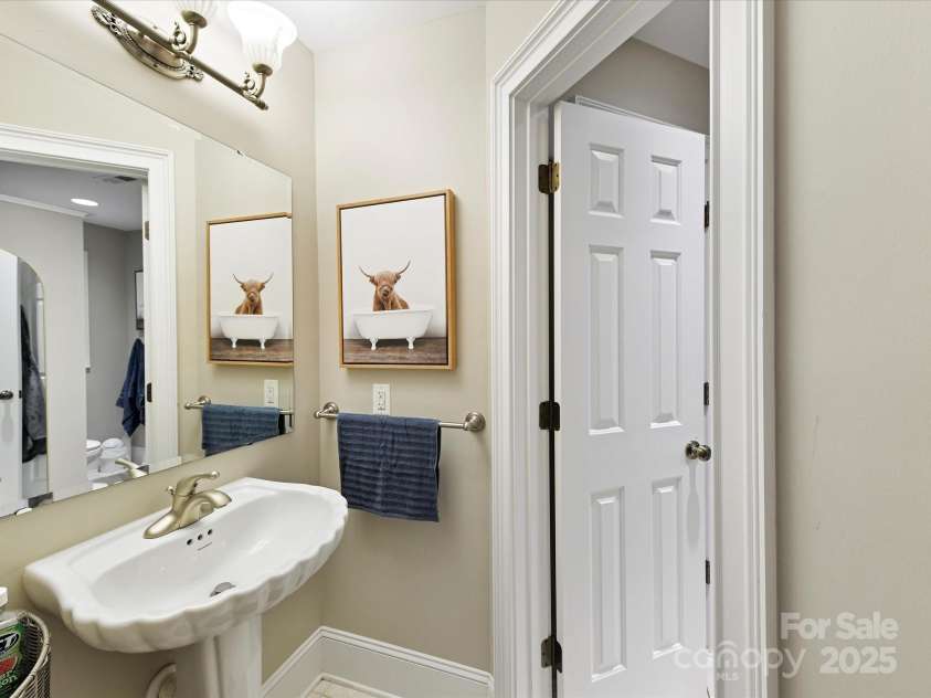 6114 Four Wood Drive, Matthews, NC 28104.  MLS# CAR4288708, YatesRealty ID 33083. 