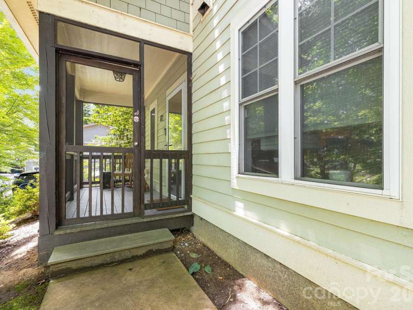 72 Owens Bell Lane, Asheville, NC 28801.  MLS# CAR4396427, YatesRealty ID 33086. 