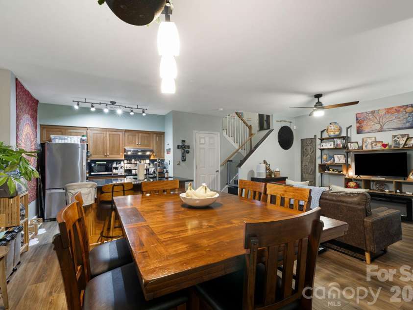 72 Owens Bell Lane, Asheville, NC 28801.  MLS# CAR4396427, YatesRealty ID 33086. 