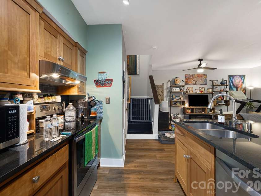 72 Owens Bell Lane, Asheville, NC 28801.  MLS# CAR4396427, YatesRealty ID 33086. 