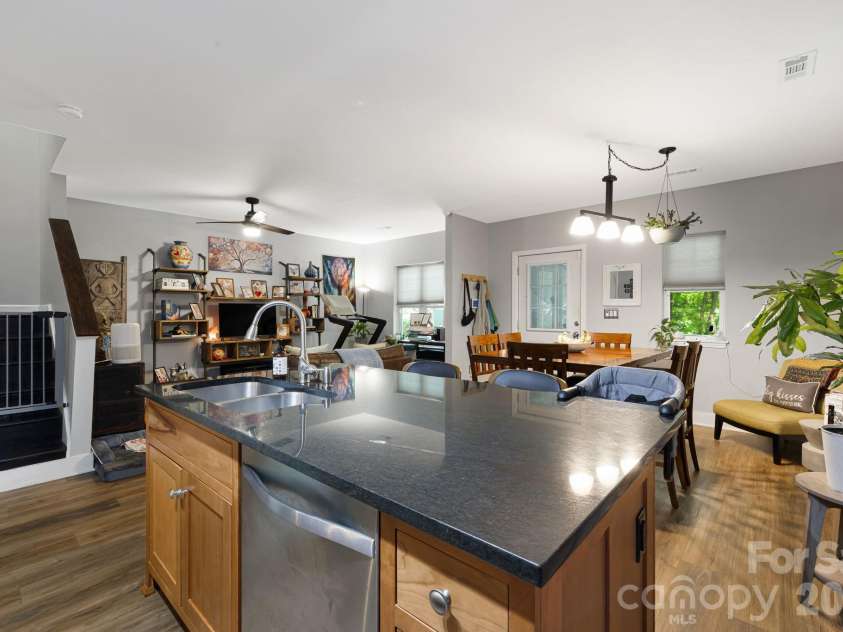 72 Owens Bell Lane, Asheville, NC 28801.  MLS# CAR4396427, YatesRealty ID 33086. 