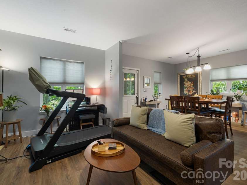 72 Owens Bell Lane, Asheville, NC 28801.  MLS# CAR4396427, YatesRealty ID 33086. 