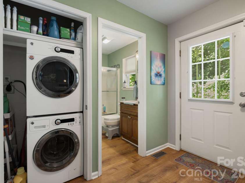 72 Owens Bell Lane, Asheville, NC 28801.  MLS# CAR4396427, YatesRealty ID 33086. 