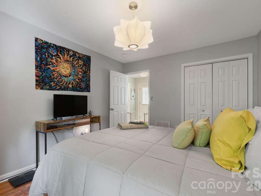 72 Owens Bell Lane, Asheville, NC 28801.  MLS# CAR4396427, YatesRealty ID 33086. 