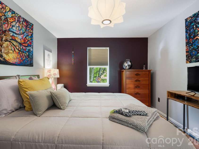 72 Owens Bell Lane, Asheville, NC 28801.  MLS# CAR4396427, YatesRealty ID 33086. 