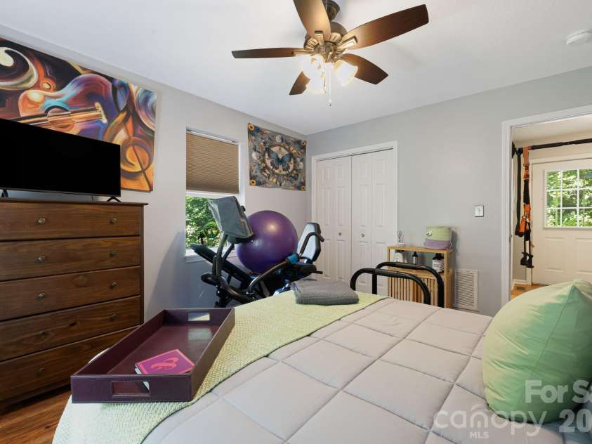 72 Owens Bell Lane, Asheville, NC 28801.  MLS# CAR4396427, YatesRealty ID 33086. 