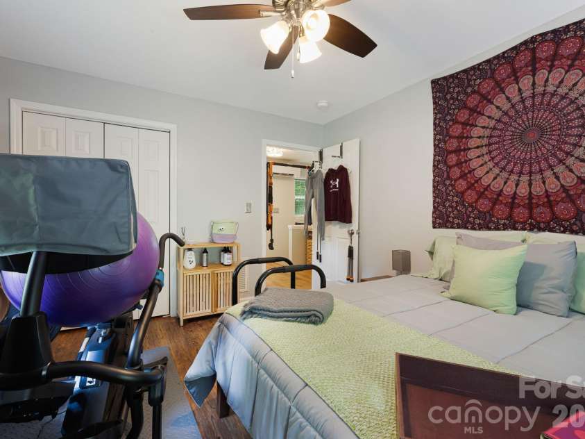 72 Owens Bell Lane, Asheville, NC 28801.  MLS# CAR4396427, YatesRealty ID 33086. 