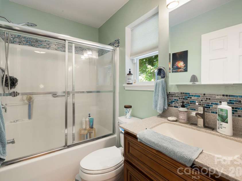 72 Owens Bell Lane, Asheville, NC 28801.  MLS# CAR4396427, YatesRealty ID 33086. 