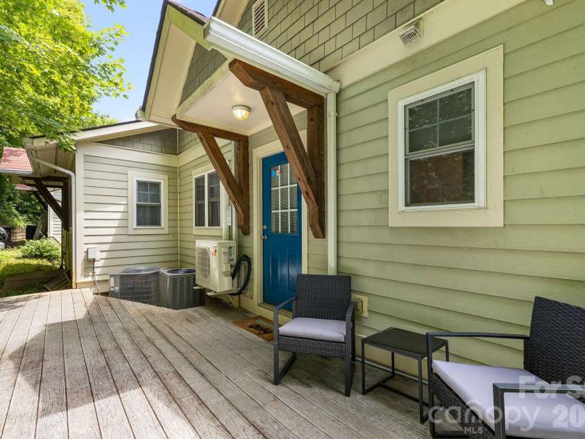 72 Owens Bell Lane, Asheville, NC 28801.  MLS# CAR4396427, YatesRealty ID 33086. 