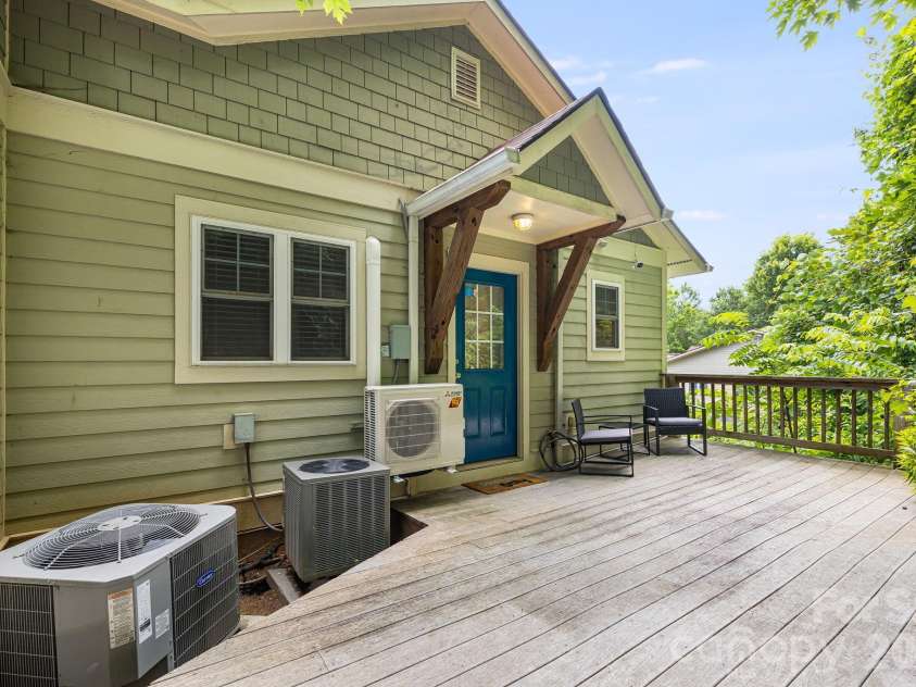 72 Owens Bell Lane, Asheville, NC 28801.  MLS# CAR4396427, YatesRealty ID 33086. 
