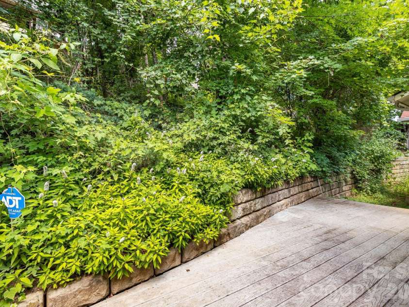 72 Owens Bell Lane, Asheville, NC 28801.  MLS# CAR4396427, YatesRealty ID 33086. 