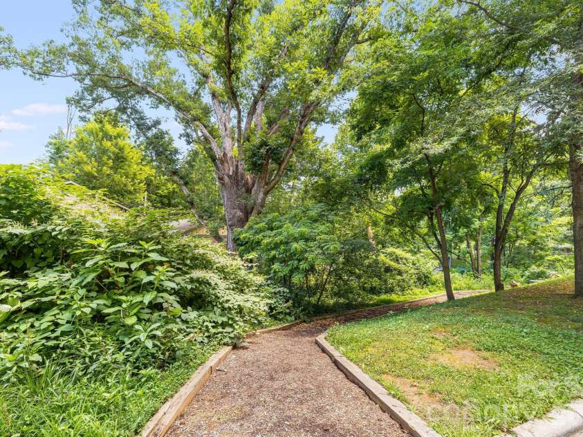 72 Owens Bell Lane, Asheville, NC 28801.  MLS# CAR4396427, YatesRealty ID 33086. 