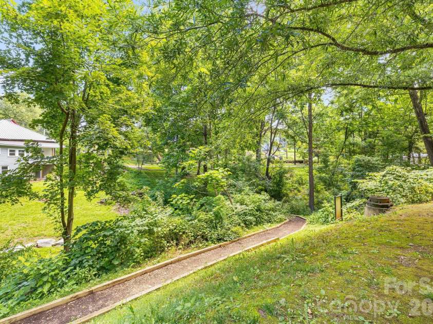 72 Owens Bell Lane, Asheville, NC 28801.  MLS# CAR4396427, YatesRealty ID 33086. 