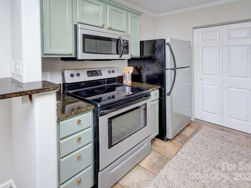1075 Triece Lane, Charlotte, NC 28215.  MLS# CAR4278023, YatesRealty ID 33088. 