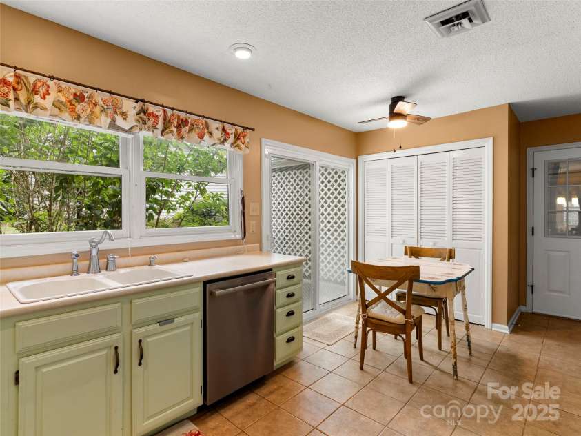 25 Cedarcliff Circle, Asheville, NC 28803.  MLS# CAR4291336, YatesRealty ID 33090. Beautiful breakfast space