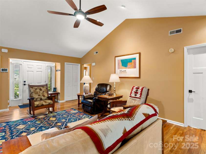 25 Cedarcliff Circle, Asheville, NC 28803.  MLS# CAR4291336, YatesRealty ID 33090. Beautiful entry foyer