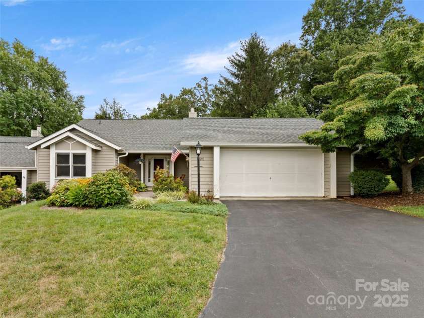 25 Cedarcliff Circle, Asheville, NC 28803.  MLS# CAR4291336, YatesRealty ID 33090. Large two car garage