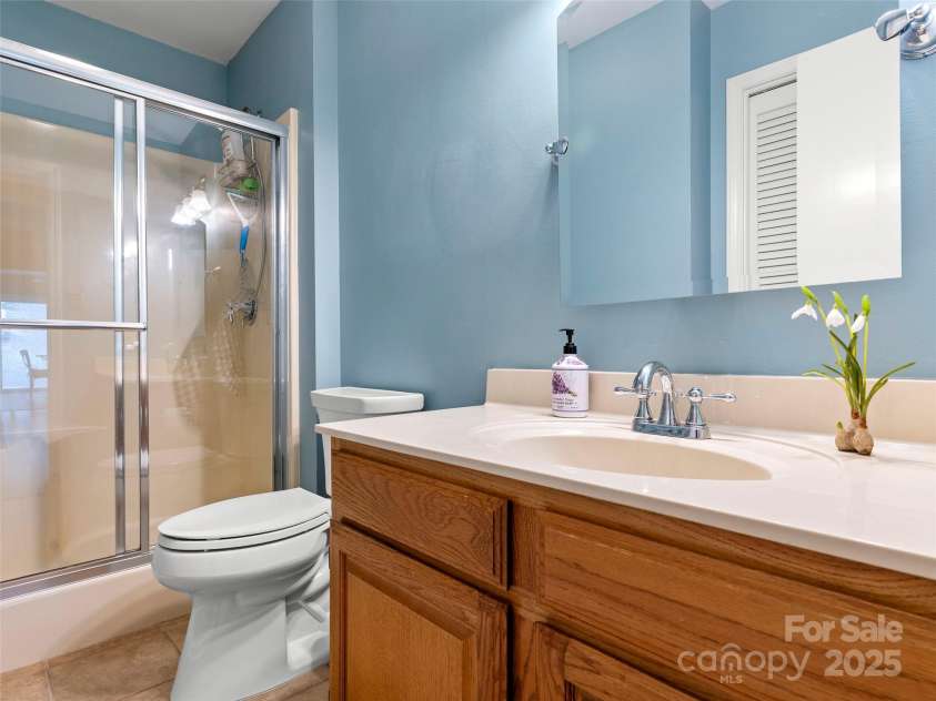 25 Cedarcliff Circle, Asheville, NC 28803.  MLS# CAR4291336, YatesRealty ID 33090. Modern, updated second bath