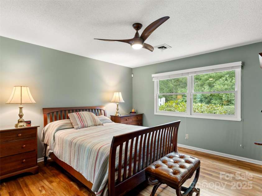 25 Cedarcliff Circle, Asheville, NC 28803.  MLS# CAR4291336, YatesRealty ID 33090. Primary Suite