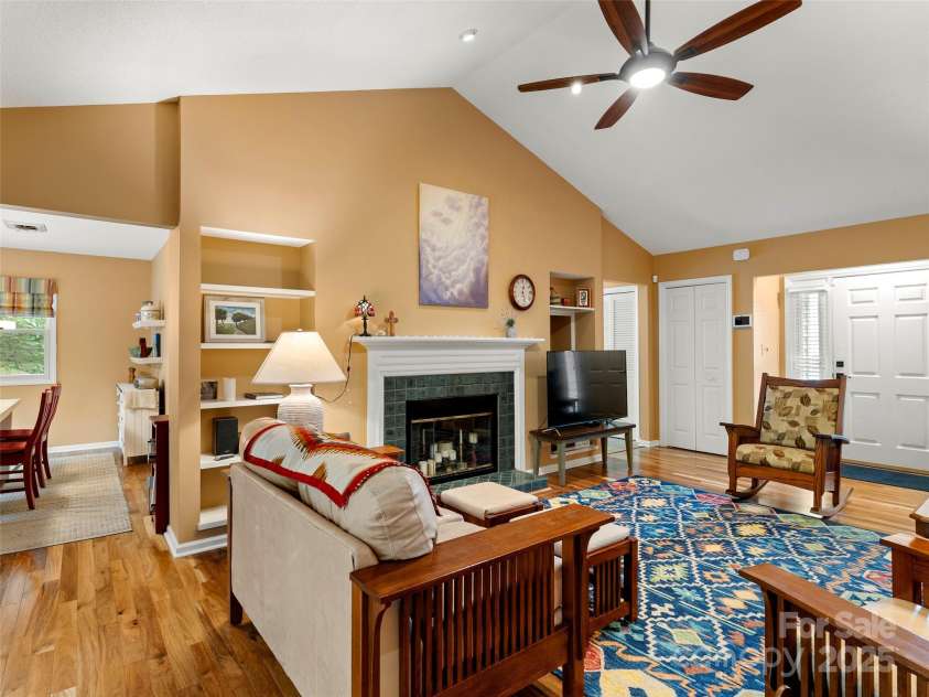 25 Cedarcliff Circle, Asheville, NC 28803.  MLS# CAR4291336, YatesRealty ID 33090. Soaring ceilings add space and warmth