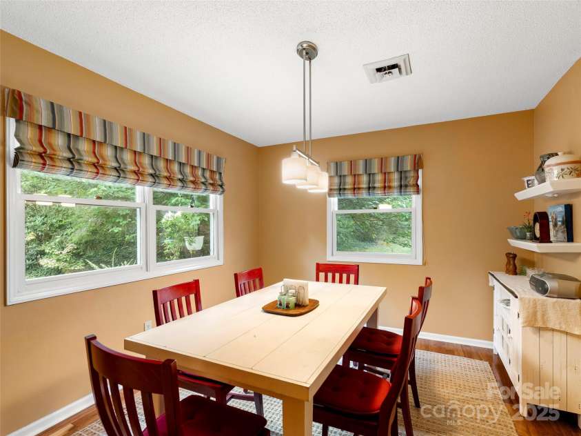 25 Cedarcliff Circle, Asheville, NC 28803.  MLS# CAR4291336, YatesRealty ID 33090. Spacious dining room