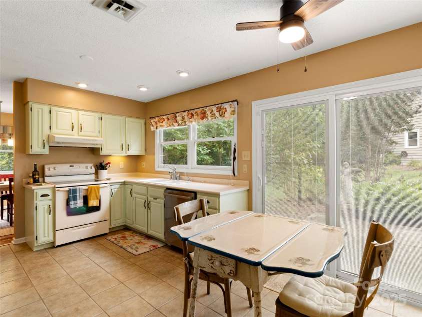 25 Cedarcliff Circle, Asheville, NC 28803.  MLS# CAR4291336, YatesRealty ID 33090. Well appointed kitchen