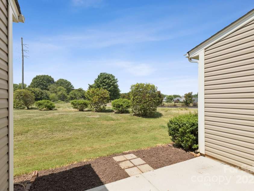 112 Davenport Drive, Statesville, NC 28677.  MLS# CAR4284695, YatesRealty ID 33091. 