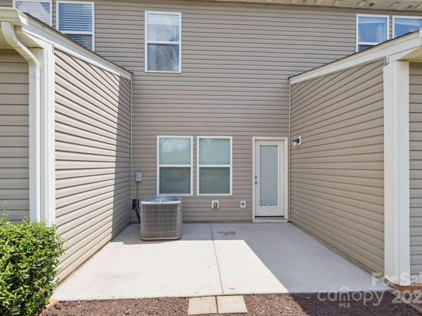 112 Davenport Drive, Statesville, NC 28677.  MLS# CAR4284695, YatesRealty ID 33091. 