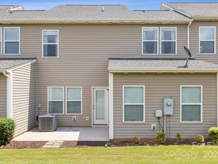 112 Davenport Drive, Statesville, NC 28677.  MLS# CAR4284695, YatesRealty ID 33091. 