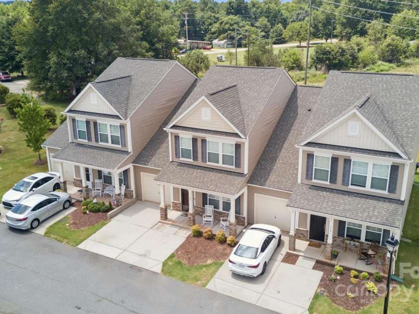 112 Davenport Drive, Statesville, NC 28677.  MLS# CAR4284695, YatesRealty ID 33091. 