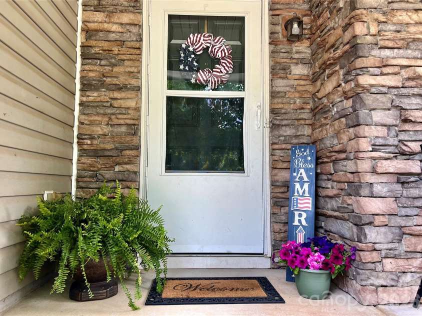 2717 Markham Woods Court, Charlotte, NC 28214.  MLS# CAR4395934, YatesRealty ID 33092. 