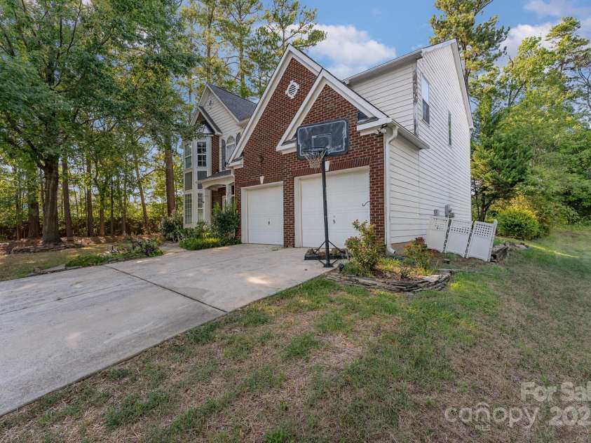 11424 Glenstone Court, Charlotte, NC 28269.  MLS# CAR4280382, YatesRealty ID 33093. 