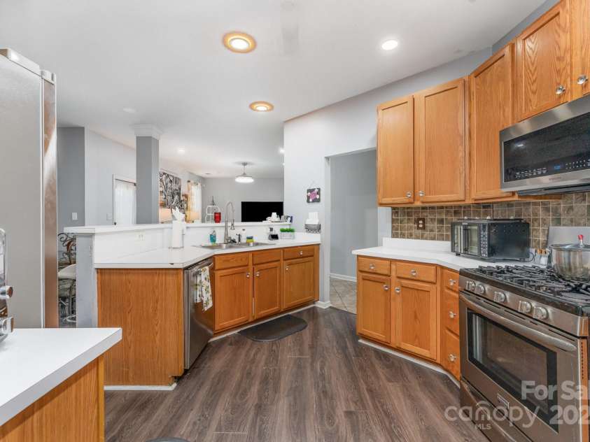 11424 Glenstone Court, Charlotte, NC 28269.  MLS# CAR4280382, YatesRealty ID 33093. 
