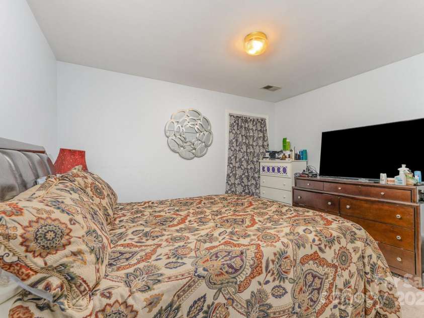 11424 Glenstone Court, Charlotte, NC 28269.  MLS# CAR4280382, YatesRealty ID 33093. 