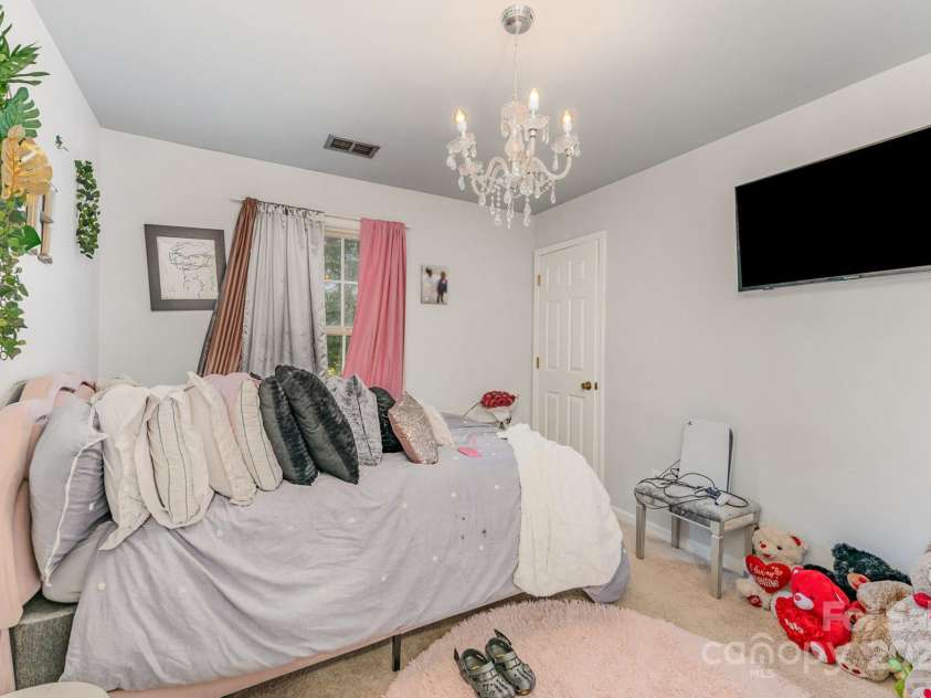 11424 Glenstone Court, Charlotte, NC 28269.  MLS# CAR4280382, YatesRealty ID 33093. 