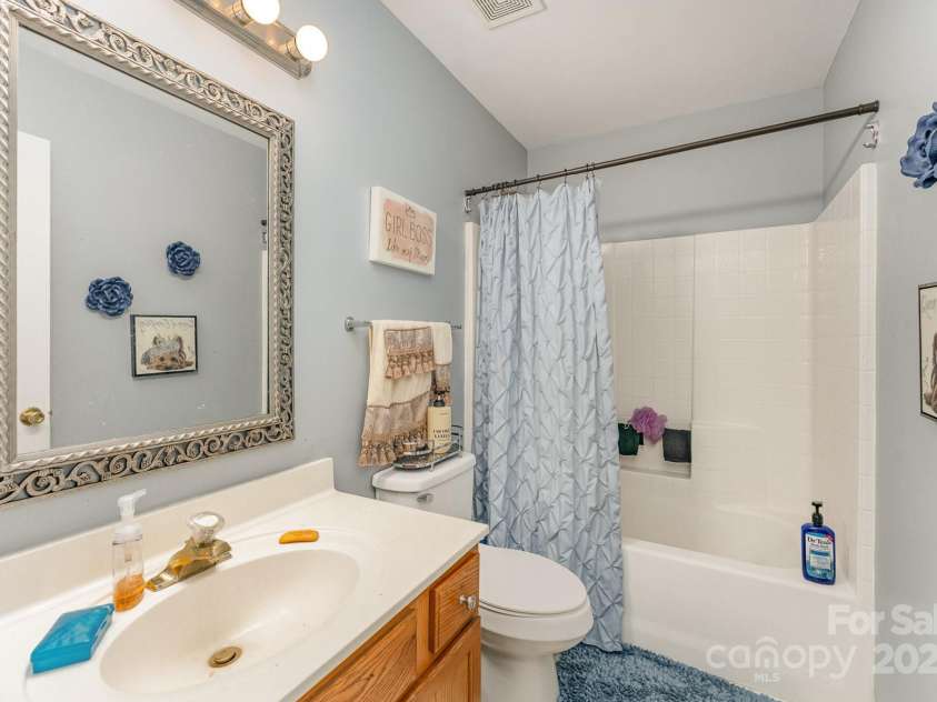 11424 Glenstone Court, Charlotte, NC 28269.  MLS# CAR4280382, YatesRealty ID 33093. 