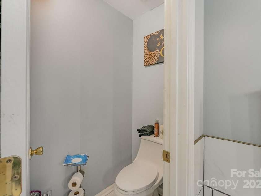 11424 Glenstone Court, Charlotte, NC 28269.  MLS# CAR4280382, YatesRealty ID 33093. 