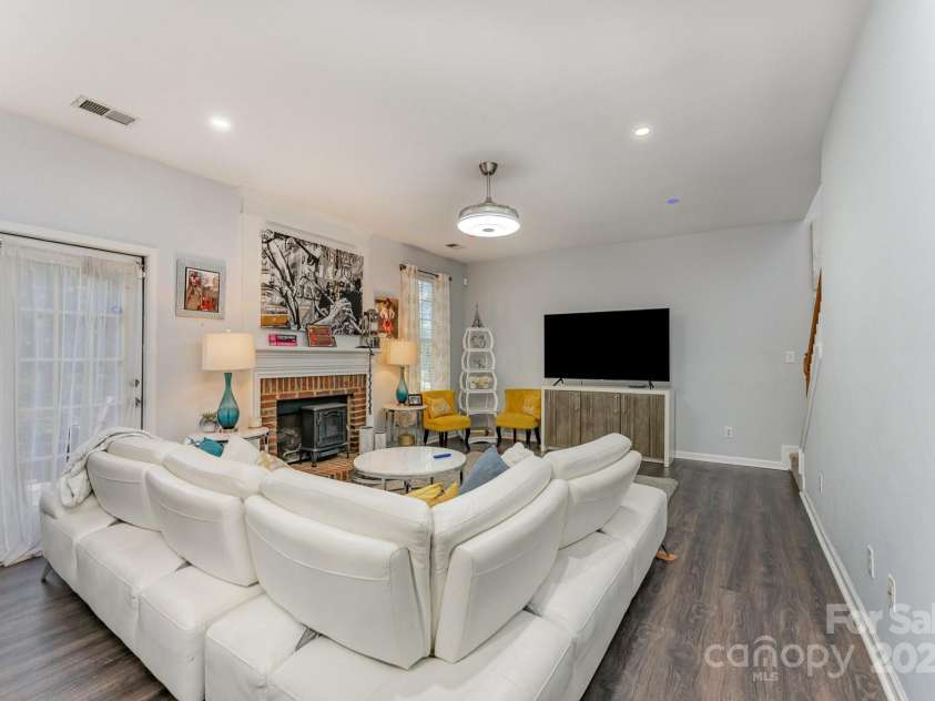 11424 Glenstone Court, Charlotte, NC 28269.  MLS# CAR4280382, YatesRealty ID 33093. 