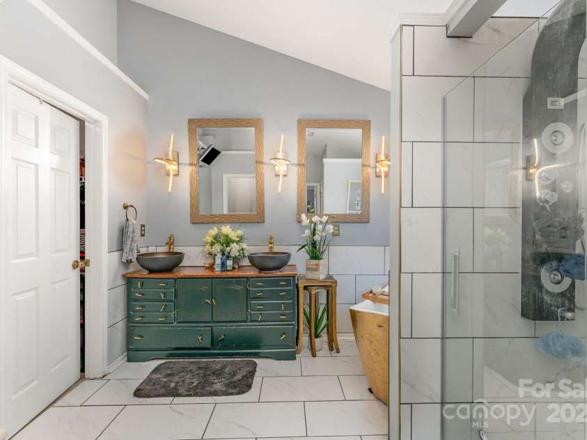 11424 Glenstone Court, Charlotte, NC 28269.  MLS# CAR4280382, YatesRealty ID 33093. 