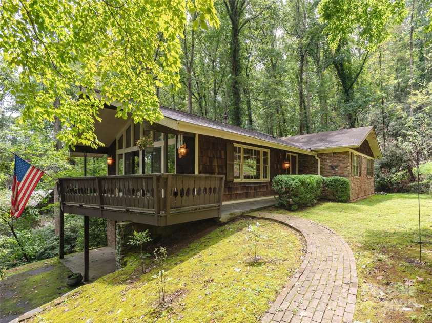 25 Iroquois Drive, Hendersonville, NC 28791.  MLS# CAR4292105, YatesRealty ID 33095. 