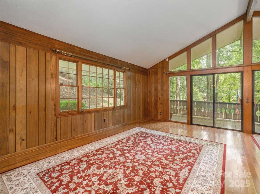 25 Iroquois Drive, Hendersonville, NC 28791.  MLS# CAR4292105, YatesRealty ID 33095. 