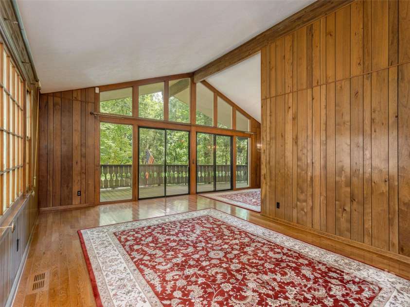 25 Iroquois Drive, Hendersonville, NC 28791.  MLS# CAR4292105, YatesRealty ID 33095. 