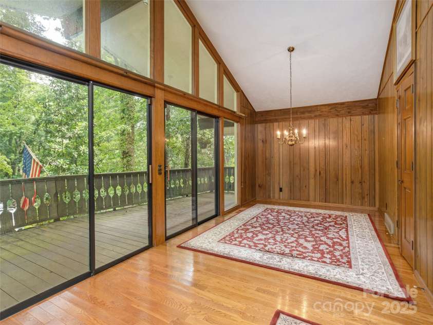 25 Iroquois Drive, Hendersonville, NC 28791.  MLS# CAR4292105, YatesRealty ID 33095. 