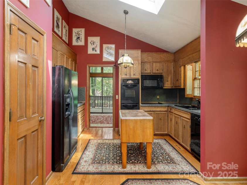 25 Iroquois Drive, Hendersonville, NC 28791.  MLS# CAR4292105, YatesRealty ID 33095. 