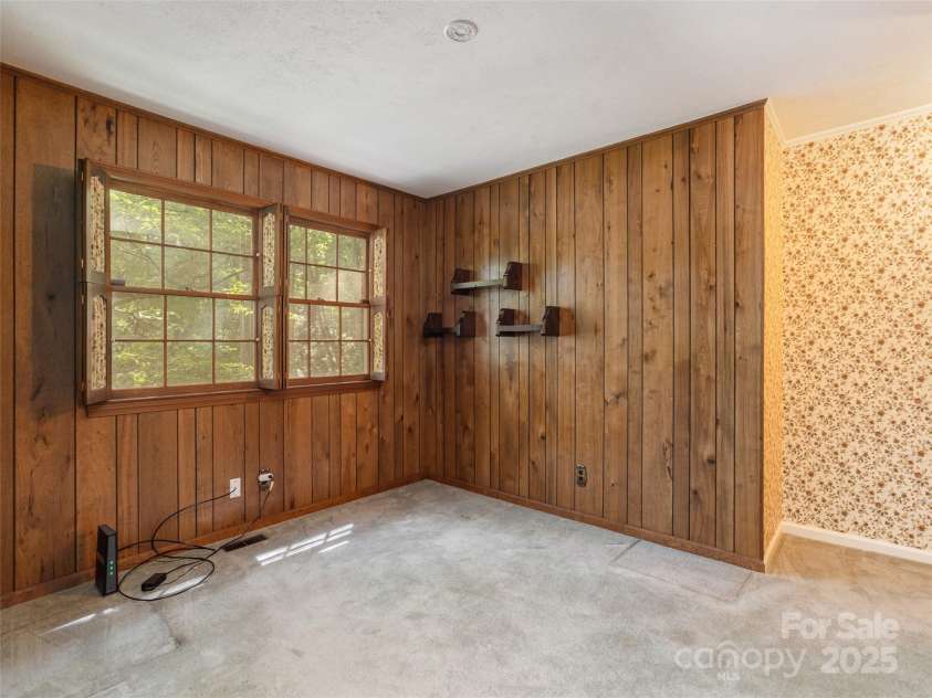 25 Iroquois Drive, Hendersonville, NC 28791.  MLS# CAR4292105, YatesRealty ID 33095. 