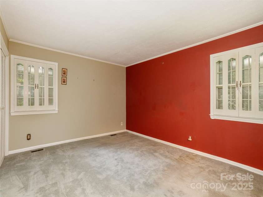 25 Iroquois Drive, Hendersonville, NC 28791.  MLS# CAR4292105, YatesRealty ID 33095. 