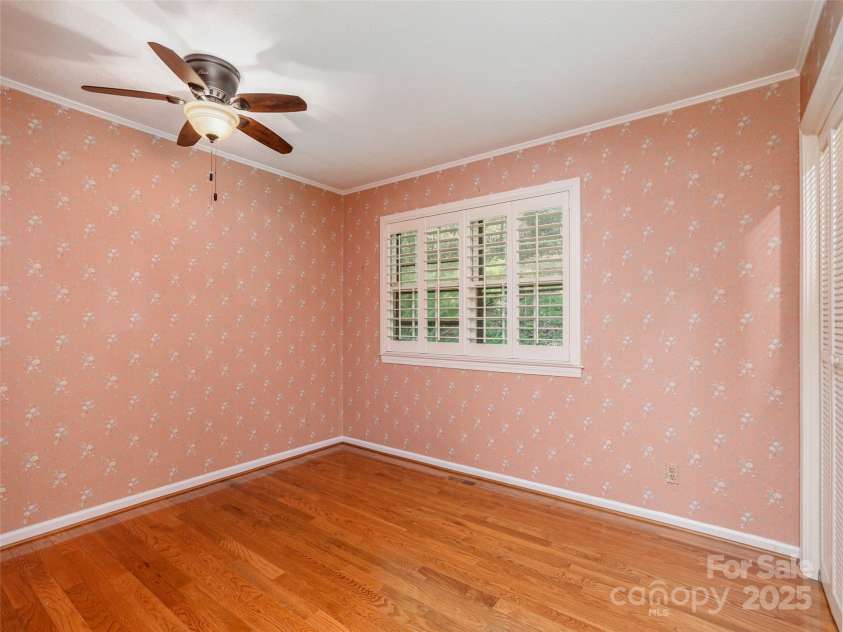 25 Iroquois Drive, Hendersonville, NC 28791.  MLS# CAR4292105, YatesRealty ID 33095. 