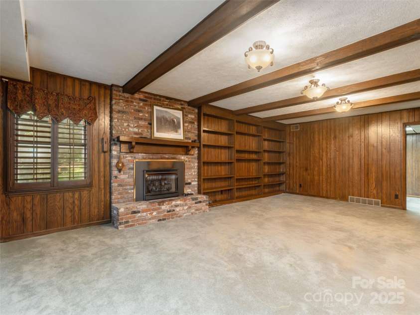 25 Iroquois Drive, Hendersonville, NC 28791.  MLS# CAR4292105, YatesRealty ID 33095. 