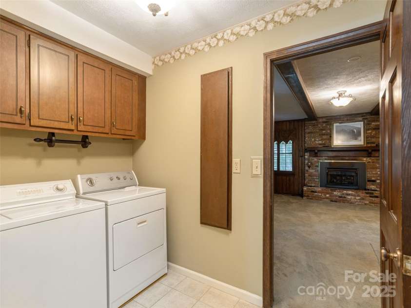 25 Iroquois Drive, Hendersonville, NC 28791.  MLS# CAR4292105, YatesRealty ID 33095. 